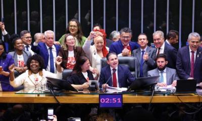 C�mara aprova PEC que prop�e fim da escala 6x1 e debate sobre jornada de trabalho ganha for�a no Brasil