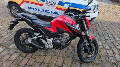 PMs prendem homem de 32 anos em Guaxup� com moto furtada e sinais de adultera��o 