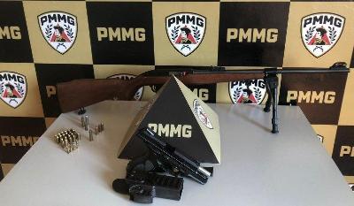Homem � preso ap�s den�ncia de amea�a a desafeto com o emprego de arma de fogo 