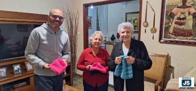Artes�s de Guaxup� doam toucas e cachec�is para o Ex�rcito do Bem distribuir �s comunidades populares