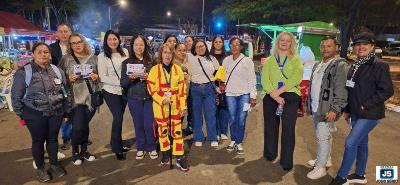 Alunos do curso de cuidador de idosos do Senac orientam frequentadores da Fernoit 