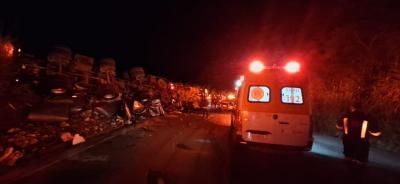 Caminh�o carregado com leite tomba em rodovia do Sudoeste mineiro  