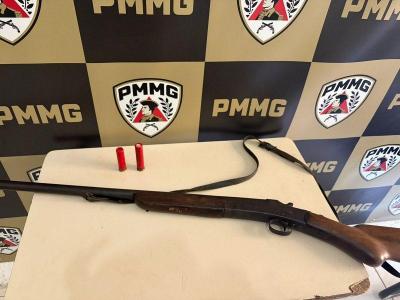 PMs de Monte Belo prendem morador da zona rural por posse ilegal de arma de fogo