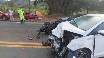 Colis�o frontal na rodovia deixa um morto e dois feridos em Areado