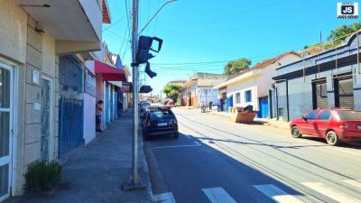 Sem�foro � danificado e exp�e a seguran�a de pedestres no in�cio do Bairro Tabo�o