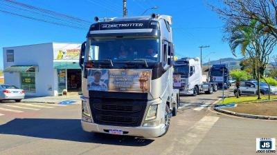 Motoristas, fam�lias e o povo de Guaxup� em mais uma bem sucedida Prociss�o dos Caminhoneiros 