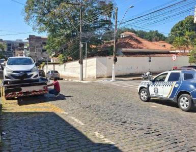 GCMs e PMs rodovi�rios de Guaxup� recuperam carro roubado e prendem condutor em ocorr�ncia de destreza e efici�ncia 