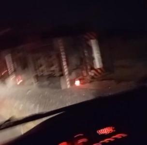 Caminh�o carregado com mais de 51 toneladas de soja tomba na Serra de Guaxup� ap�s falha nos freios