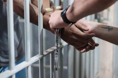 Adolescente � detido com entorpecentes e arma de fogo na zona rural de Guaxup� 