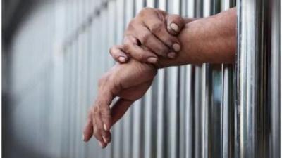 Homem � preso com rev�lver ap�s amea�ar v�tima de morte