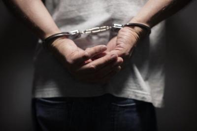 Traficante � detido por PMs no Jardim Vit�ria durante venda de crack em Guaxup� 