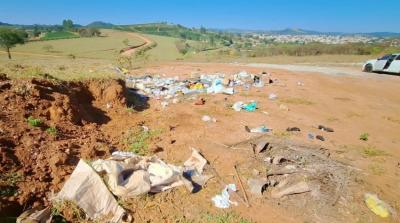 Falta de ca�ambas em �rea rural de Guaxup� provoca in�cio de 