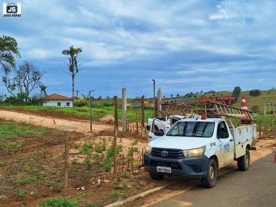 Moradores do bairro Tomateiros sem energia el�trica ap�s queda de eucalipto atingir a rede 
