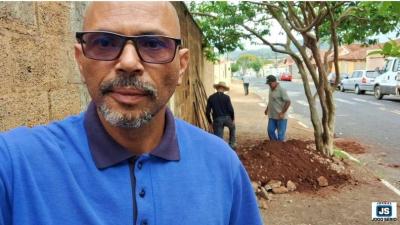 Vereador Carl�o acompanha andamento de obra solicitada h� anos por ele e moradores de Guaxup� 