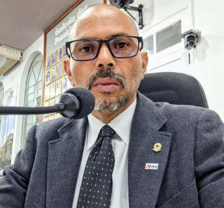 Vereador Carl�o sai em defesa da comunidade do Pinheiros por causa de tanta queda de energia el�trica 