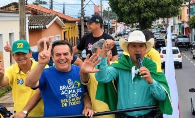 Apoiadores de Fl�vio Bolsonaro realizam carreata em Guaxup�