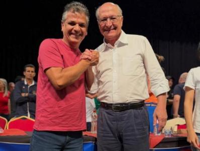 Geraldo Alckmin se re�ne com Luizinho e outras lideran�as pol�ticas em Po�os de Caldas