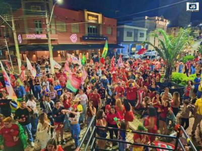 Ap�s derrota no primeiro turno, guaxupeanos comemoram a vit�ria do presidente Lula 