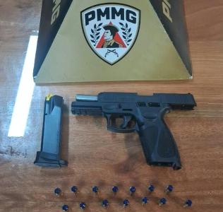 Homem � preso por amea�ar ex-companheira e tem pistola apreendida no Sul de Minas 