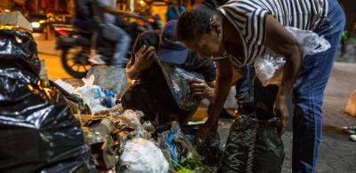 Venezuelanos com fome brigam por restos de comida nos lixes
