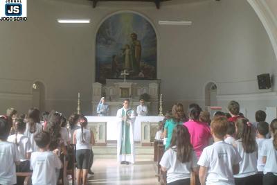 Alunos do Colgio Dom Incio participam de missa 