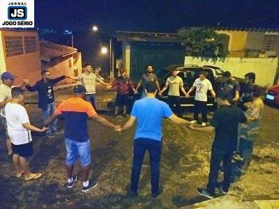 Voluntrios do Exrcito do Bem distribuem sopa e oraes em Guaxup